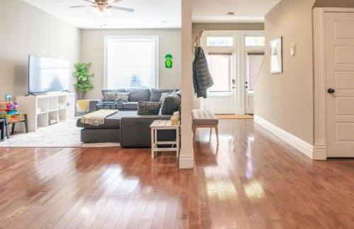 Lovely 4BR Shaw Family Home Garage ABODEbucks - Photo 3