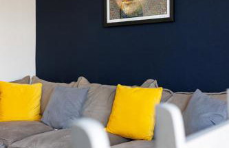 Flatzy - Sleeps 16 Near Football Ground & Ping Pong Table - Foto 25