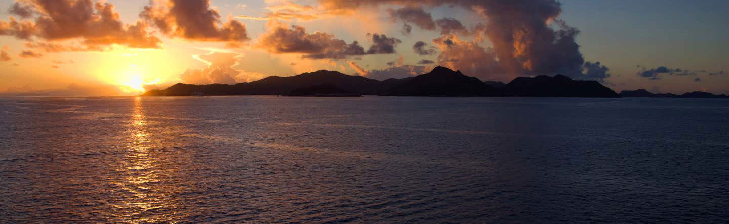 Passeio de barco ao entardecer