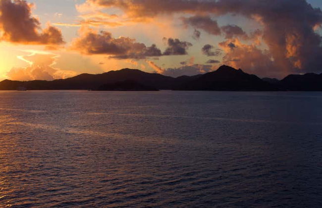 Passeio de barco ao entardecer - Foto 1