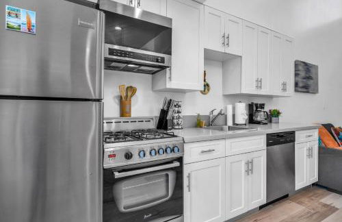 Chic 1 Bedroom Loft with Balcony Hollywood Sign View Free Gated Parking Full Kitchen - Foto 3