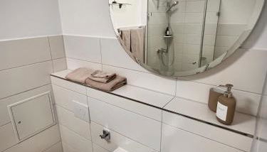 Kleine Auszeit -- inklusive Parkplatz & WiFi, Geschirrspüler, Waschmaschine & Terrasse mit Strandkorb -- Perfekt für Urlaub & Business - Foto 2, towels, Shower