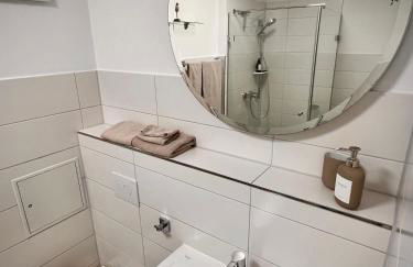 Kleine Auszeit -- inklusive Parkplatz & WiFi, Geschirrspüler, Waschmaschine & Terrasse mit Strandkorb -- Perfekt für Urlaub & Business - Foto 2