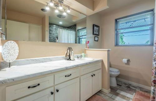 Spacious Home - Pet Friendly with Fenced Backyard - Foto 16