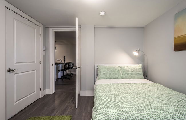 Spacious DAL & Downtown Apartments - Photo 2