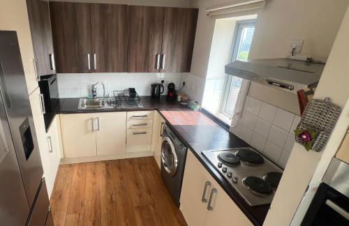 Sunset Heights Bright 2BR with City Views and Free Parking - Foto 11