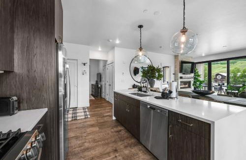 4-Season Modern Mountain Penthouse with Private Hot Tub & Scenic Views - Foto 53