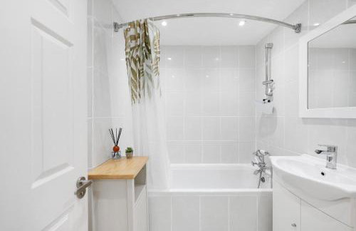 Central Apt-2Bed 2Bath-AC unit-By FabAccommodation - Foto 20