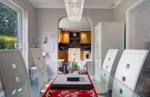 Spacious Heald Green Home with Free Parking - Pass the Keys - Photo 9