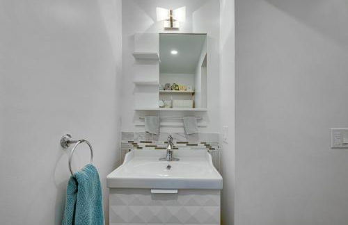 2BR DOG-Friendly Apt in 2-Fam Home - Comfy Retreat - Foto 24