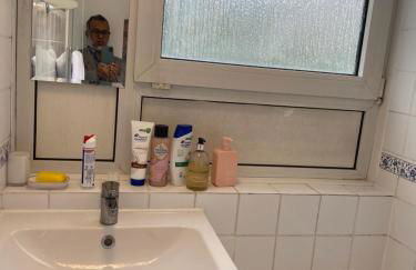 Luxury 3 Bedroom Flat with Garden - Photo 9