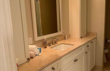 Best Location, Walk Anywhere - Photo 4