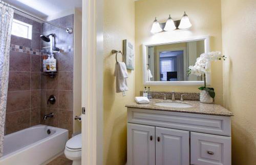 Marbella Lane-Spacious 5BR Ideal for Biz & Families in SJ - Foto 25