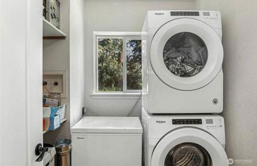 Secluded 4BR Nestled in Woods-Hot Tub/Dog Friendly - Foto 13