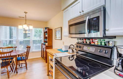 Condo with Golf Course Views Less Than 1 Mi to Sunset Beach! - Foto 5