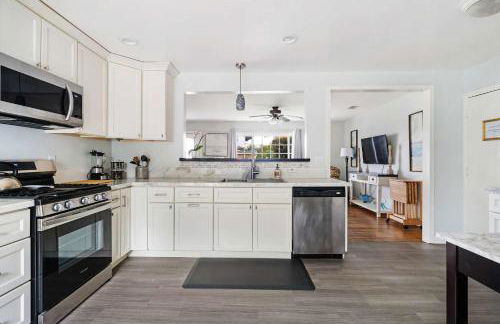 O-Side Beach Bungalow with Jaccuzi Blocks to beach - Photo 21