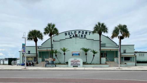 Lovely vacation home 1 block from beach & downtown Gulfport - Foto 3