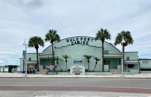 Lovely vacation home 1 block from beach & downtown Gulfport - Foto 3