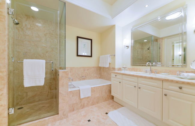 Luxury Condos at Four Seasons - Foto 29