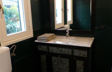 Elegant Traditional Home Steps from the Lake, with Garden and Panoramic Terrace - Photo 21