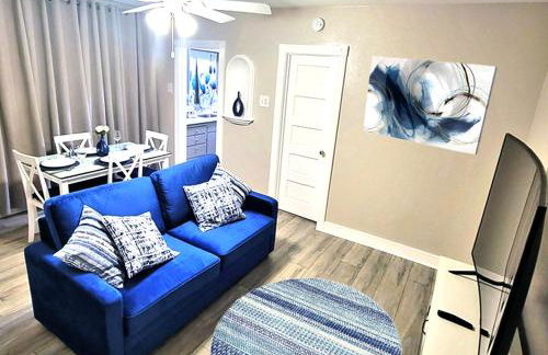 Beautiful Guesthouse, Sleeps 4 - Kitchen, Private Laundry, AC, Parking, 65' TV, Close to Stores, Restaurants & Beach - Foto 1