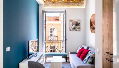 Spacious Apartment with Great Views - Photo 3