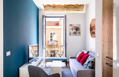 Spacious Apartment with Great Views - Photo 3