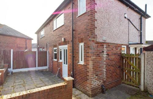 Stunning Family Home with Comfortable Surroundings by Our Home Short Stays ideally situated within Greater Manchester - Photo 27