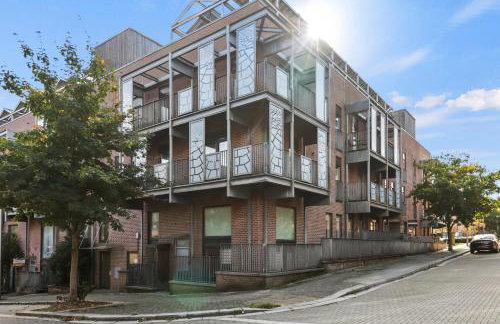 Sleek Modern City Apartment - Photo 20