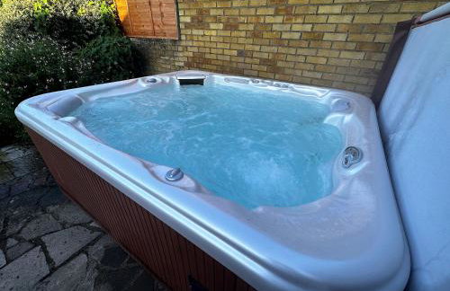 Kennedy Villa - 5 Bedroom House with Hot Tub, WiFi, Free parkings, Close to Bicester Village - Foto 37