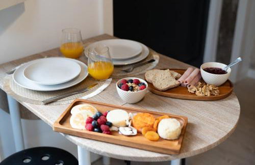 Authentic Studio with Terrace by HostWise - Foto 52