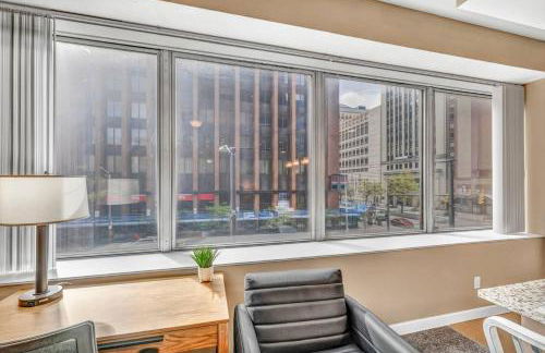 Modern High-Rise Condo in Central Downtown | Gym - Foto 4