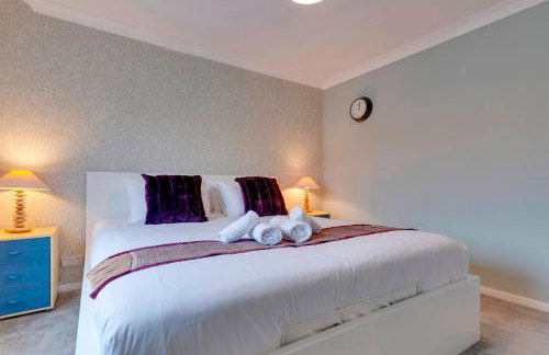 Pass the Keys Spacious and modern house with Free Parking - Photo 31