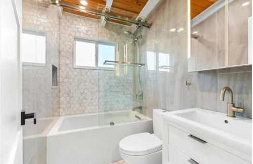 Blue Lagoon Hideaway 3BR Coastal Chic Retreat - Photo 22