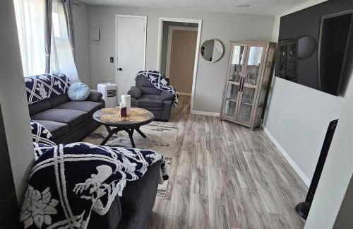 Cozy Roomy family sized apartment on major bus route close to all - Foto 37