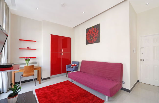 Baker Street Suites - Photo 32