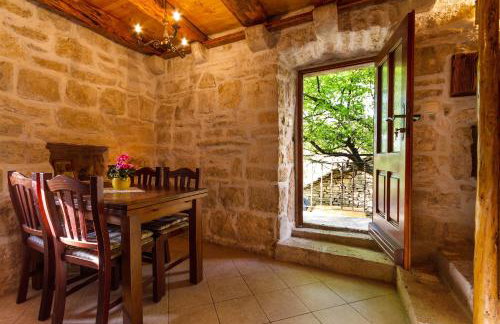 Old Small Stone House - Photo 22