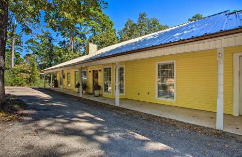 Holly Lake Retreat w/ 2 Community Pools & Yard - Foto 27