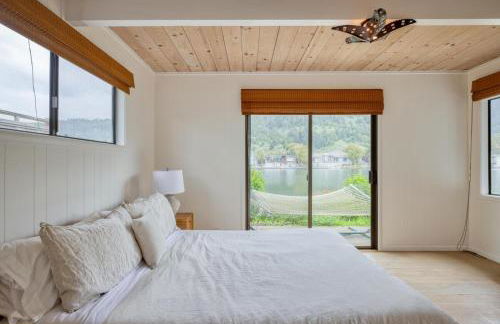 Dockside getaway with hot tub & dock - Foto 37