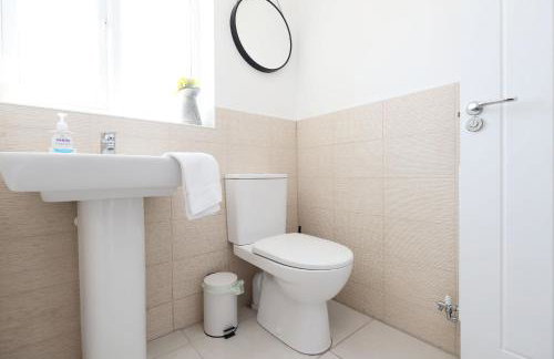 Contractor 4 Bed 3 Bath House Near Airport Parking Barry Island with Parking - Foto 74
