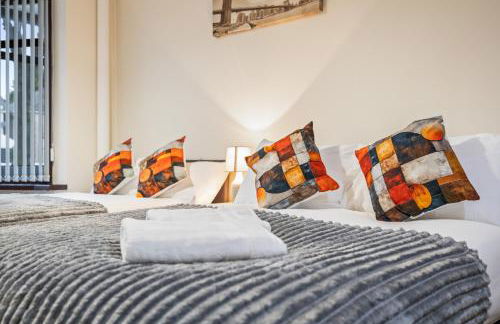 Spacious 4 Bedroom Home Near City Centre Sleeps 11 with Free Parking - Foto 37