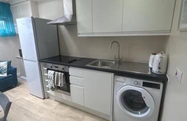 JAN'S HAVEN Wembley Park - lovely 1 bedroom flat, sleeps 4, free parking, 10 minutes from Wembley stadium and Wembley Park station - Foto 3