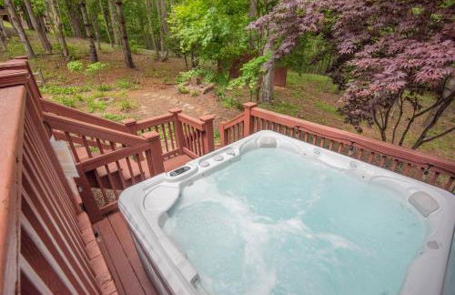 West Jefferson Cabin- Hot Tub, Fireplace, Sleeps 7 - Foto 32