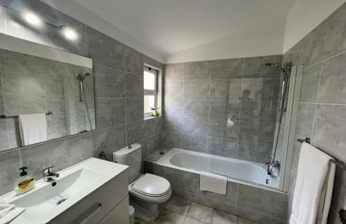 Traditional 3 bedroom villa with great pool in the heart of Vale do Lobo - Photo 16