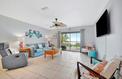 Cheerful Pelican on Anna Maria Island - Photo 4