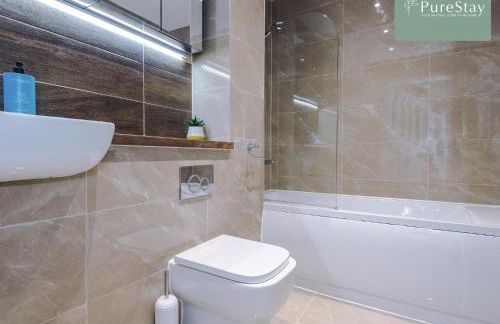 Spacious 5-bedroom Contractor House Sleeps 7 with Parking by PureStay - Foto 38