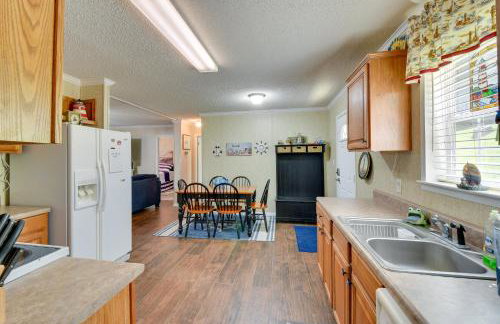 Lakefront Fair Play Vacation Rental, Pets Welcome! - Foto 8