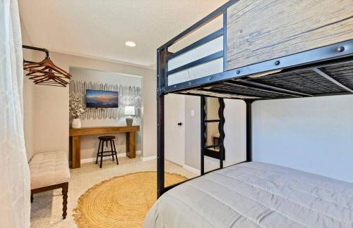 Right at Home Stays - Modern 2BR 2BA with Yard & Fireplace - Foto 6