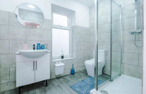 Group-Friendly Home near Manchester with Hot Tub and Private Cinema Room - Foto 8