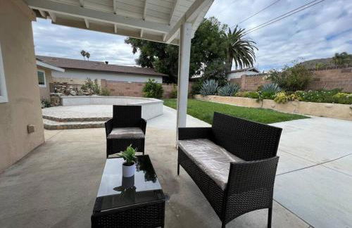 Modern 3 King Beds, Beautiful Large Backyard, WFH, Long Stays, Waterfall, WI-FI, FWY, 25 mins to Beach - Photo 38